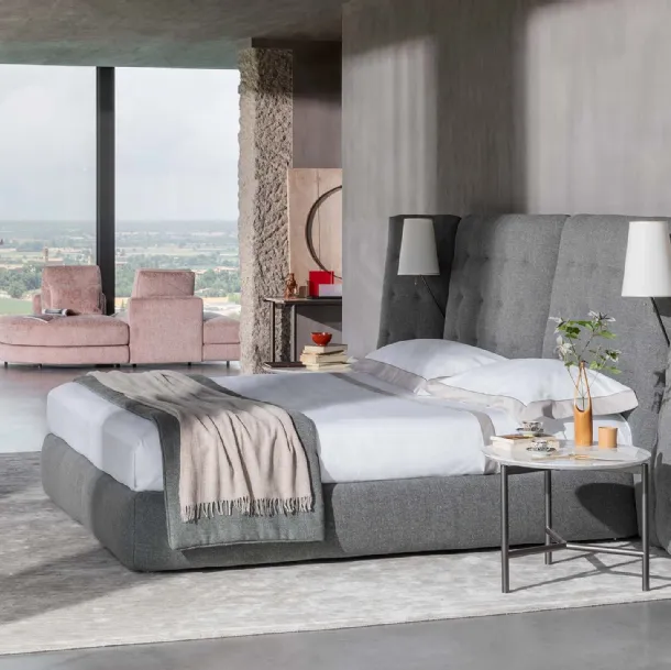 Double bed with an important and enveloping headboard featuring side panels, enriched with capitonné detailing, Angle by Flou