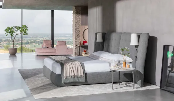 Double bed with an important and enveloping headboard featuring side panels, enriched with capitonné detailing, Angle by Flou