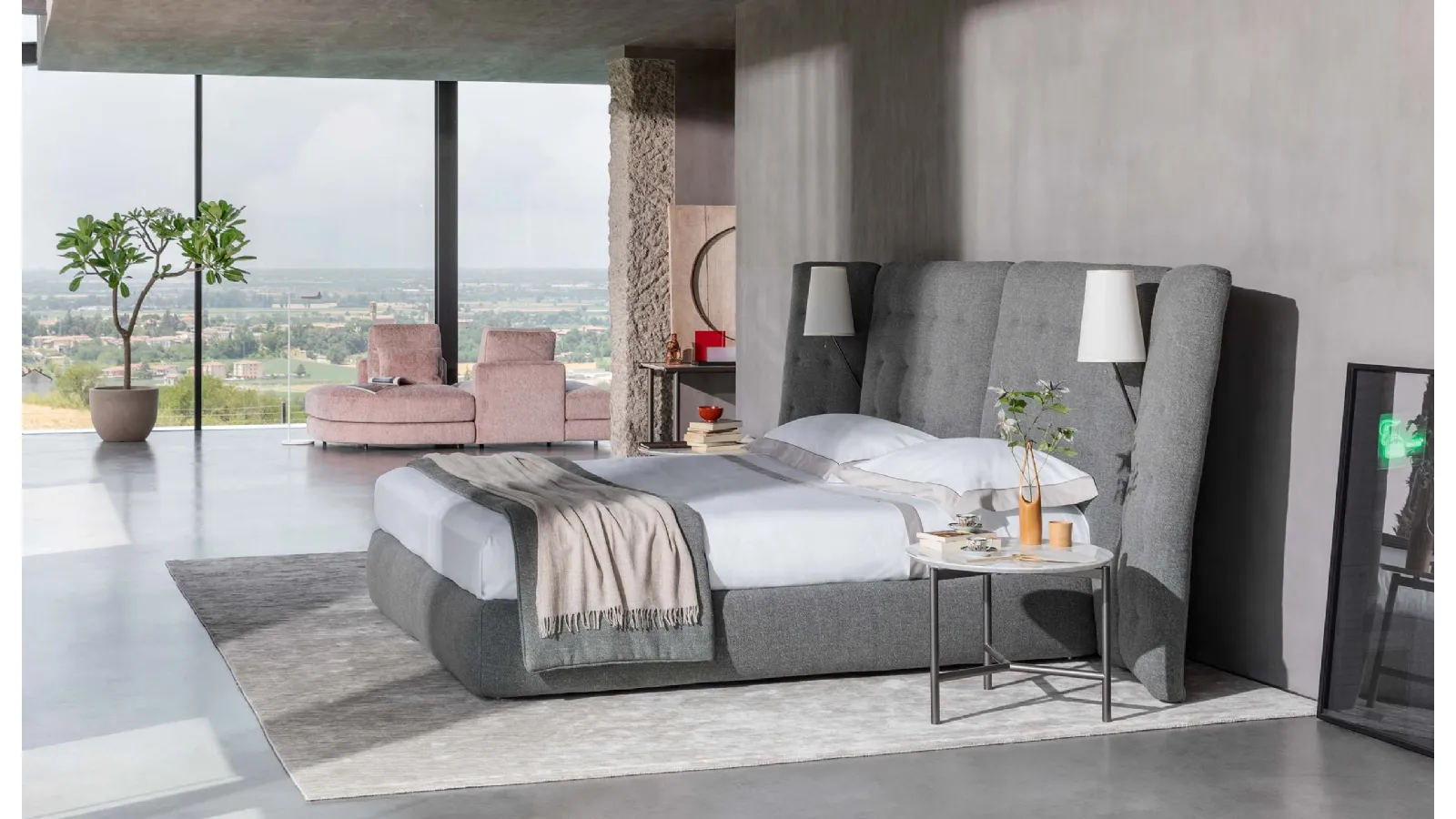 Double bed with an important and enveloping headboard featuring side panels, enriched with capitonné detailing, Angle by Flou