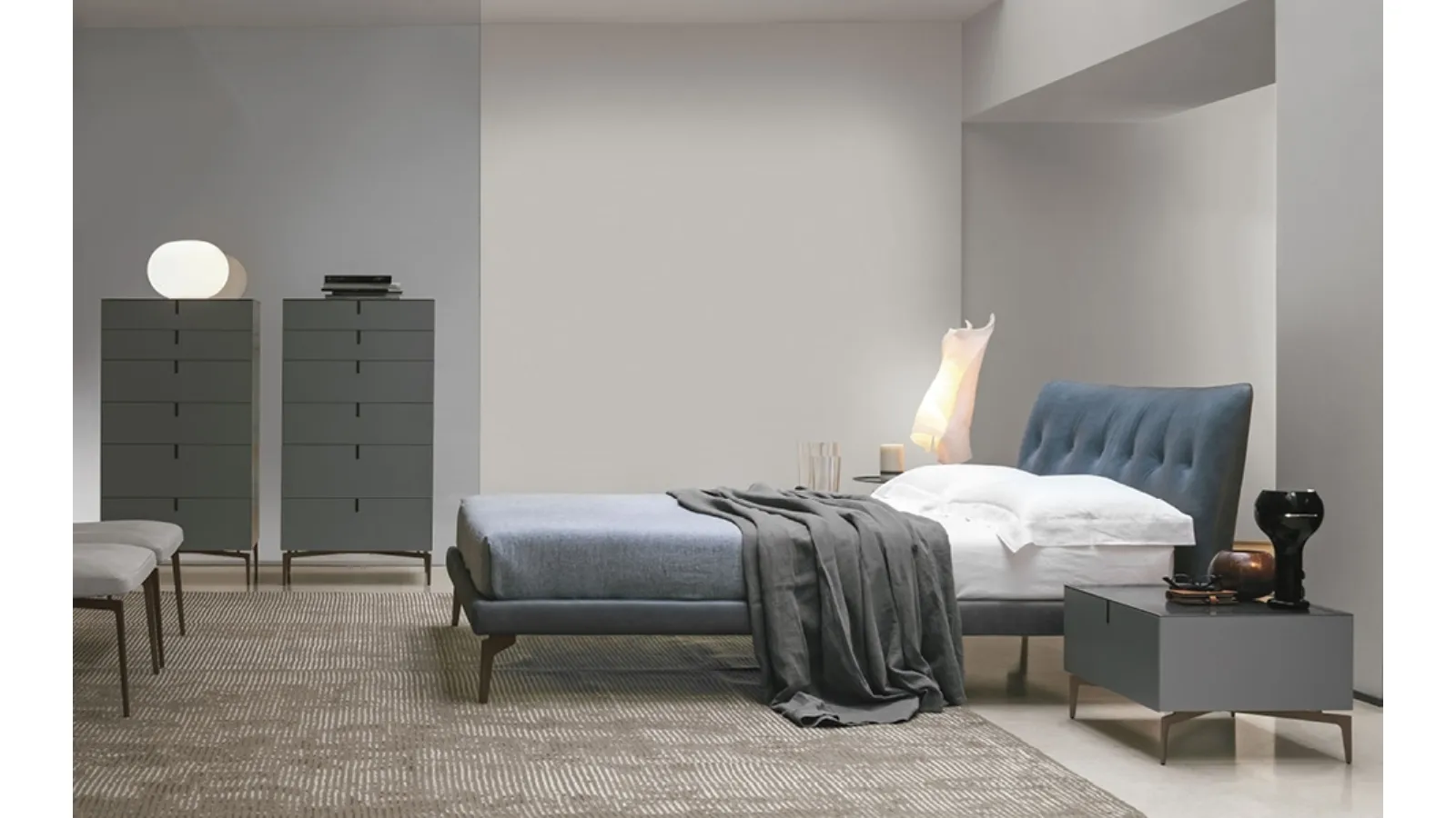 Leather bed with capitonné headboard Arca by Alivar