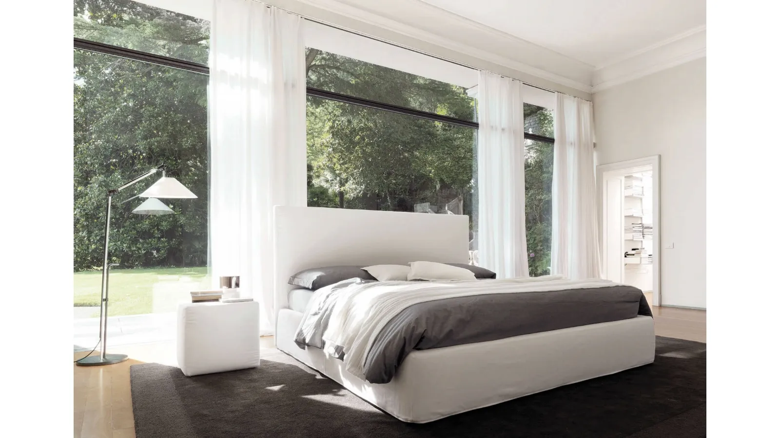 Fabric bed with Blo 118 headboard by Desirèe