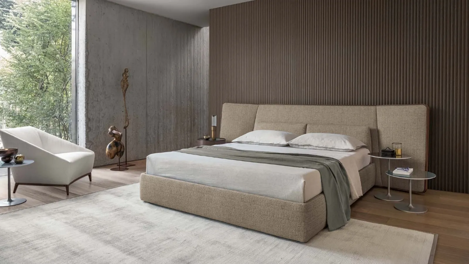 Fabric bed with prominent headboard Coventry by Alivar