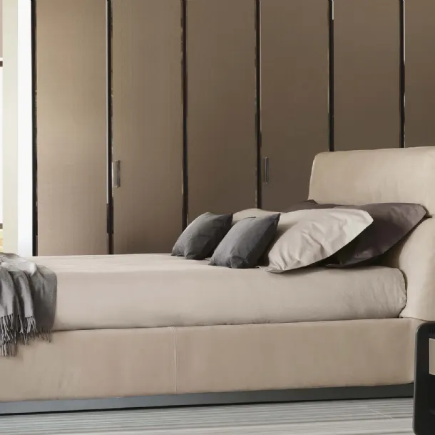 Leather bed Gentleman with high headboard by Flou