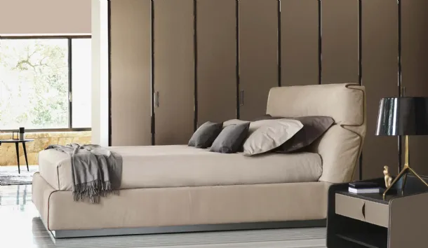 Leather bed Gentleman with high headboard by Flou