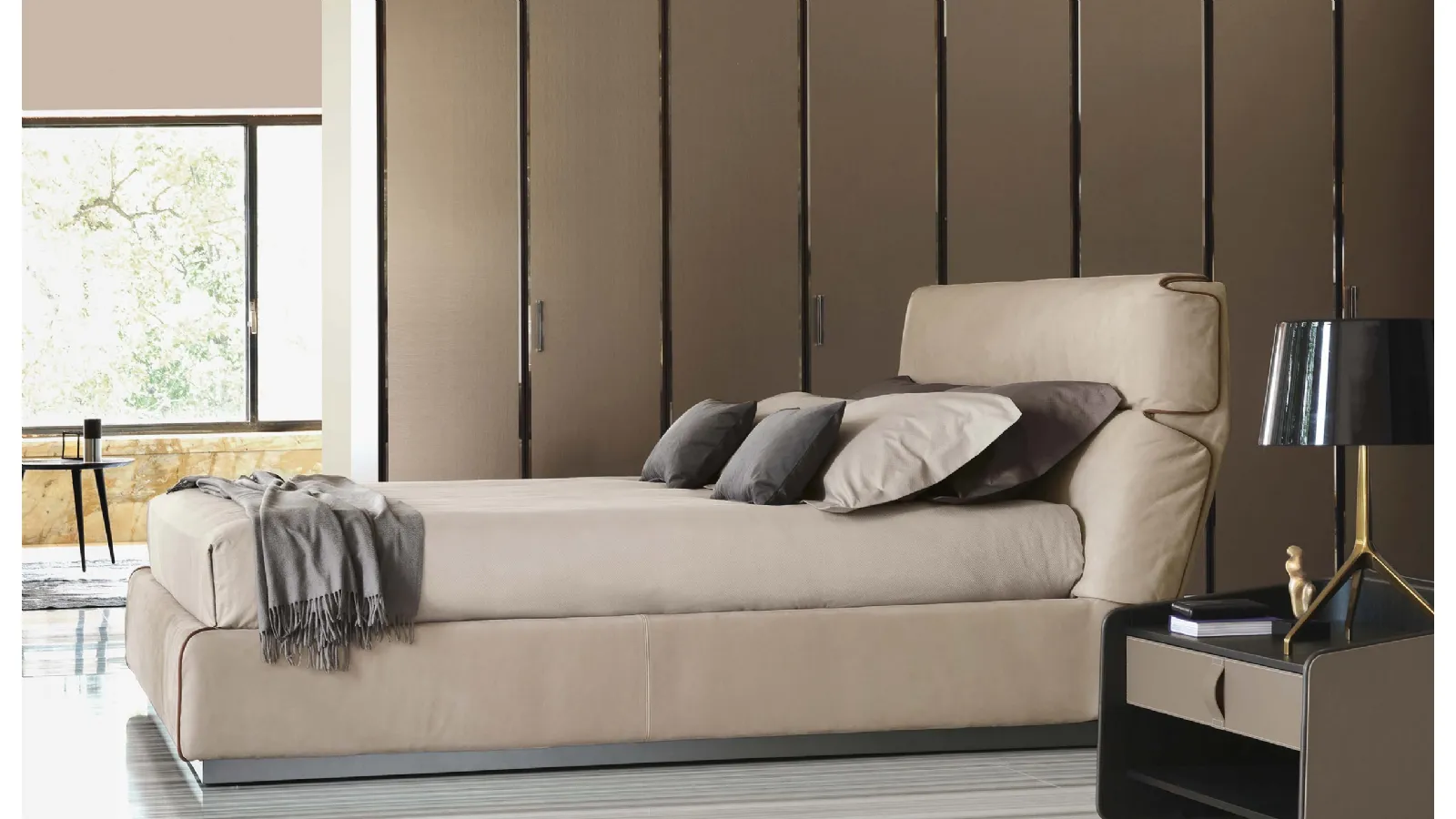 Leather bed Gentleman with high headboard by Flou