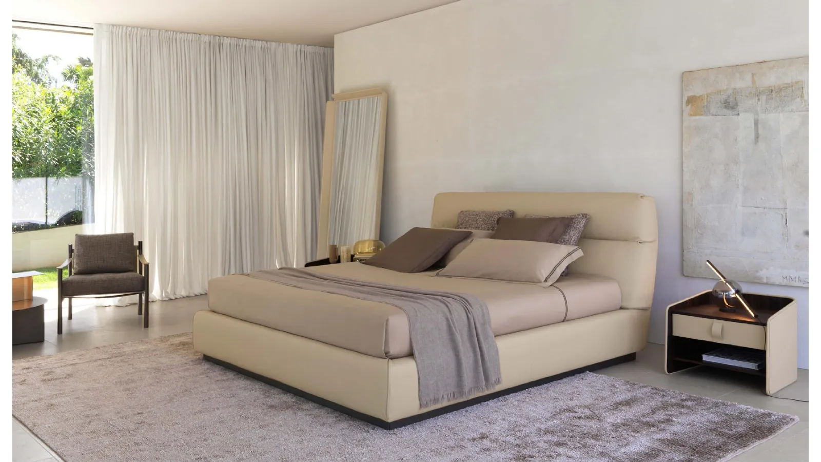 Leather bed Gentleman with high headboard by Flou
