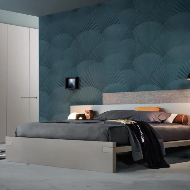 Bed with modern lines in matte lacquer and Hug wood by Giellesse