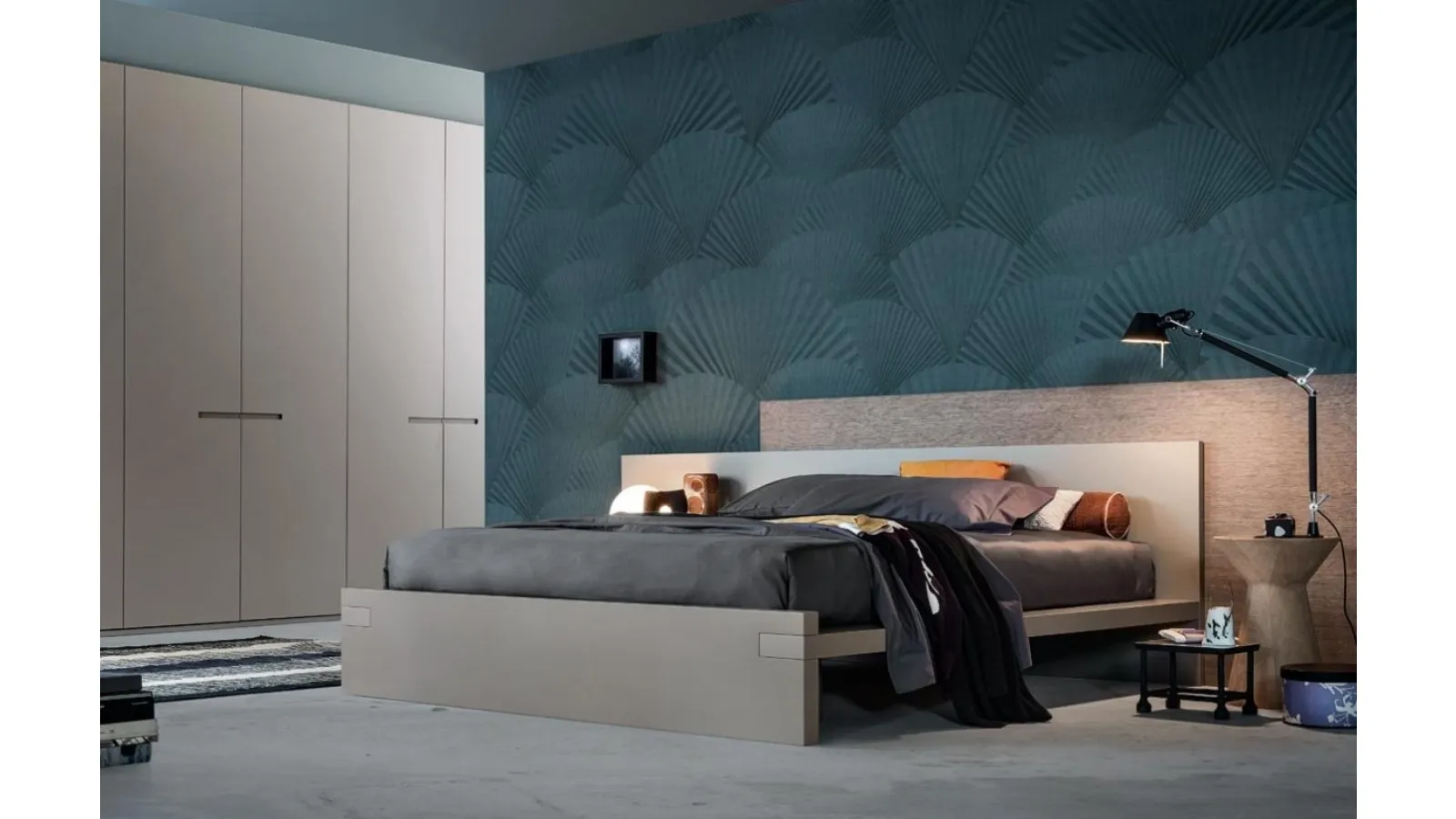 Bed with modern lines in matte lacquer and Hug wood by Giellesse