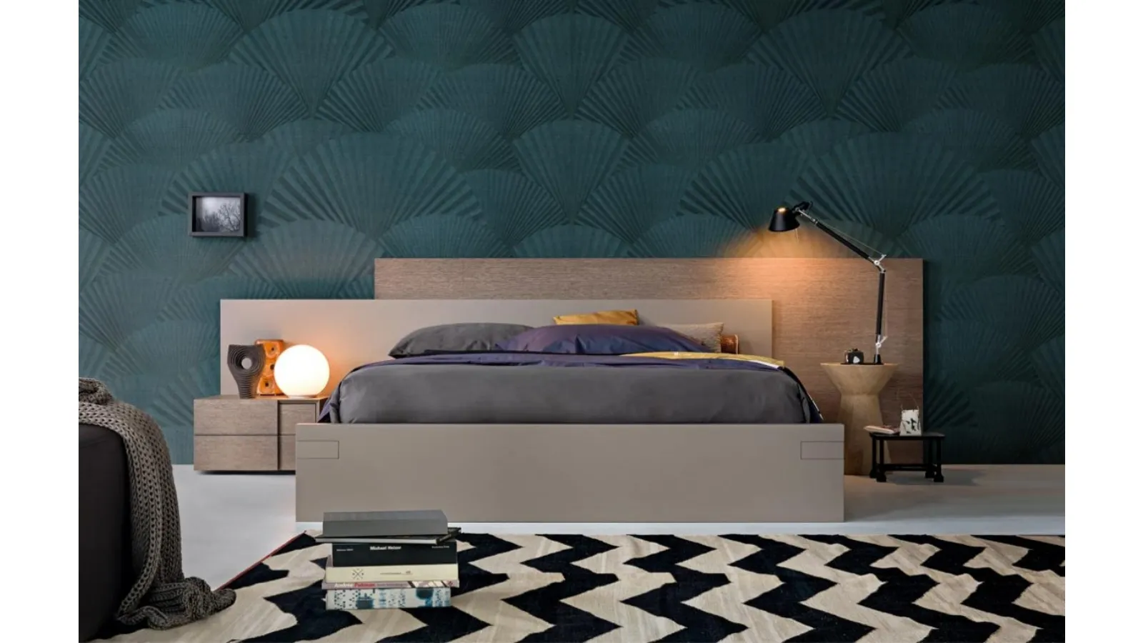Bed with modern lines in matte lacquer and Hug wood by Giellesse