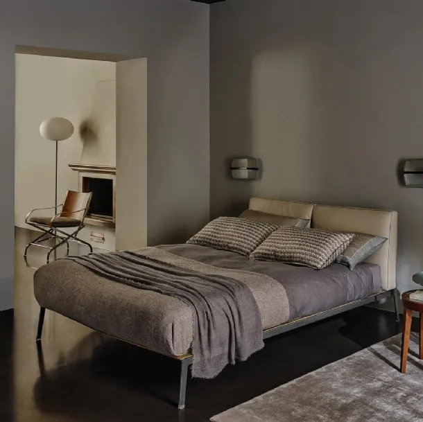 Bed with Lifesteel leather headboard by Flexform