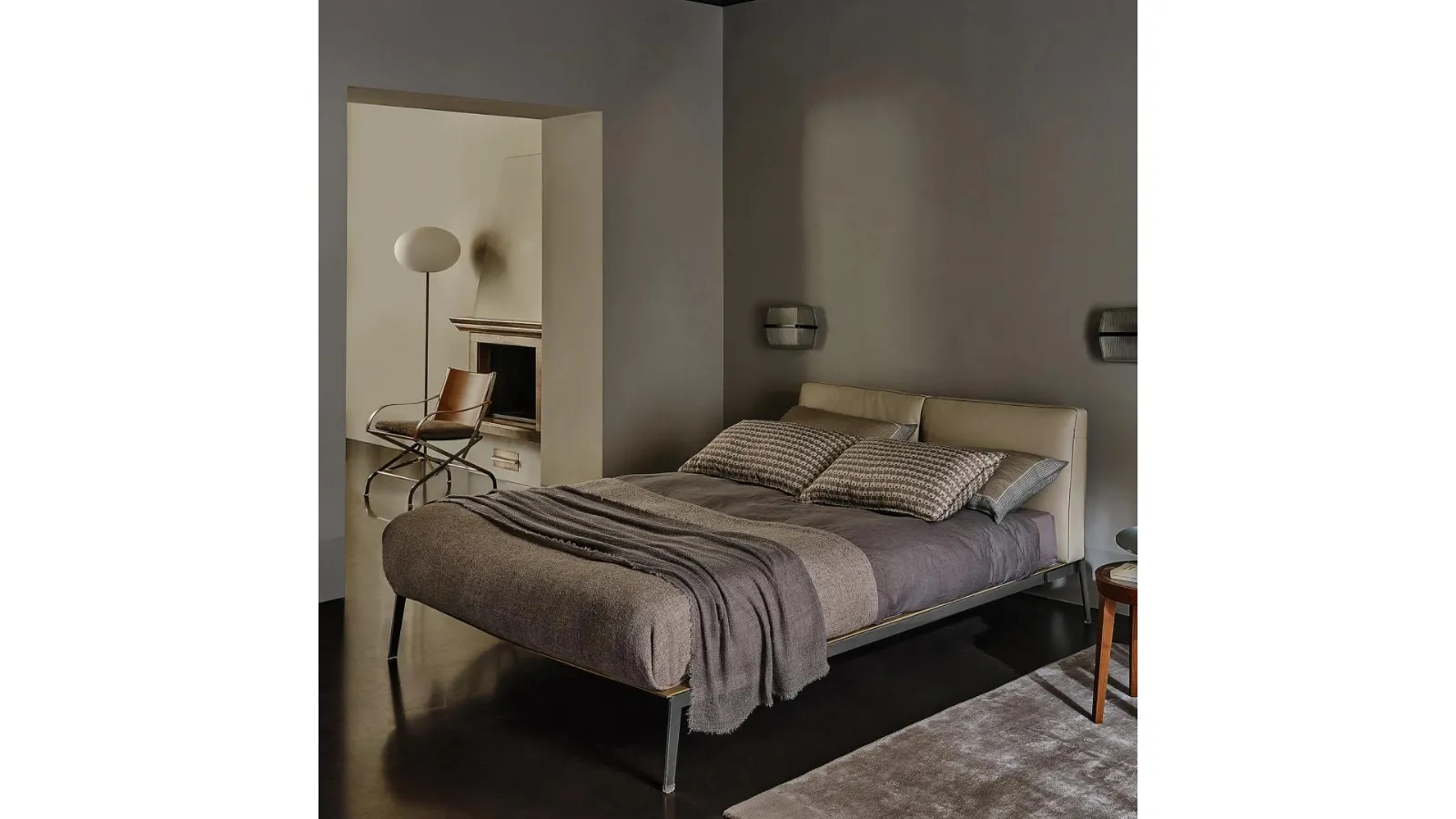 Bed with Lifesteel leather headboard by Flexform