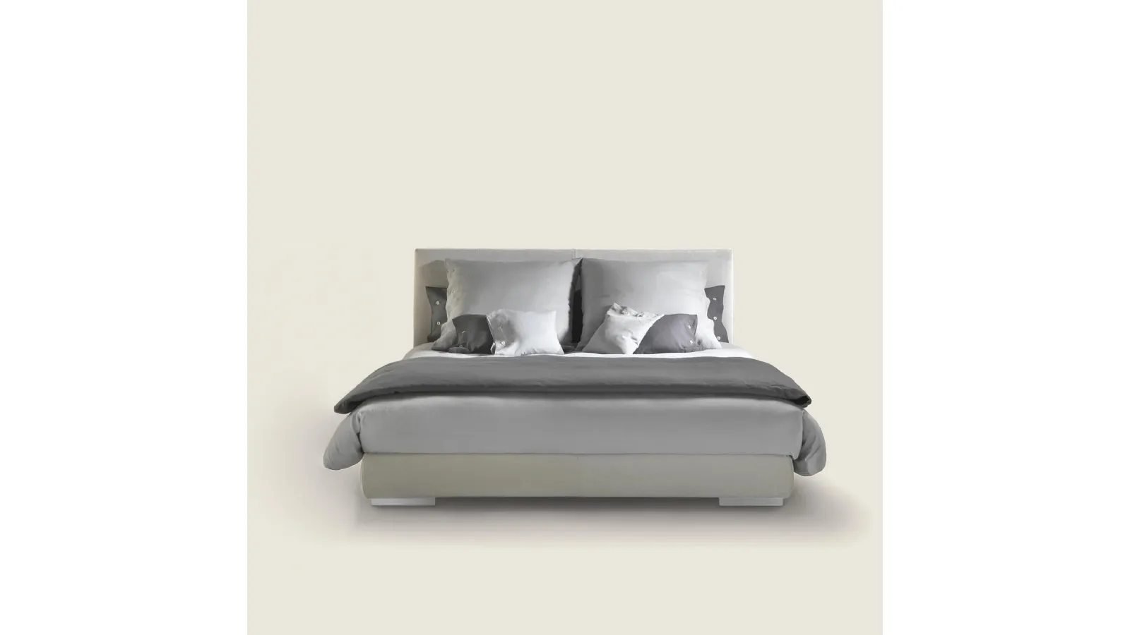 Magnum bed with Flexform upholstered fabric