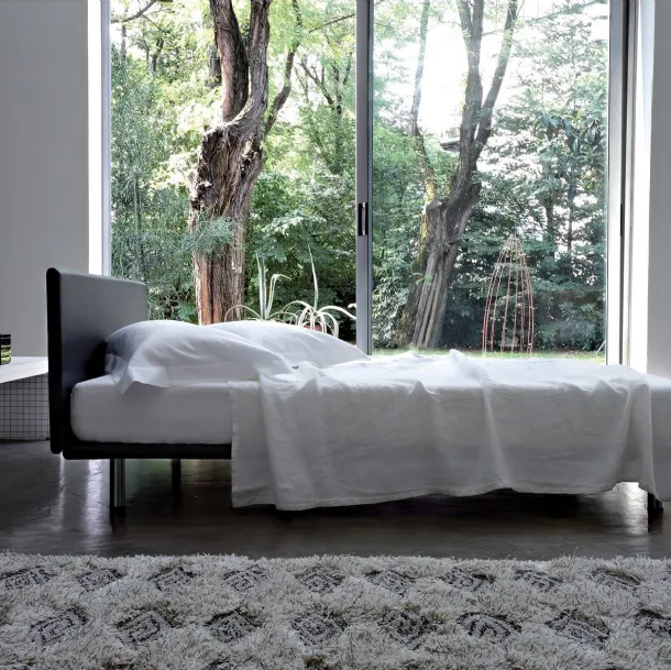 Bed with leather headboard and metal feet Milano by Zanotta