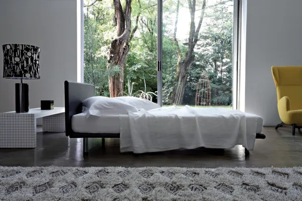Bed with leather headboard and metal feet Milano by Zanotta