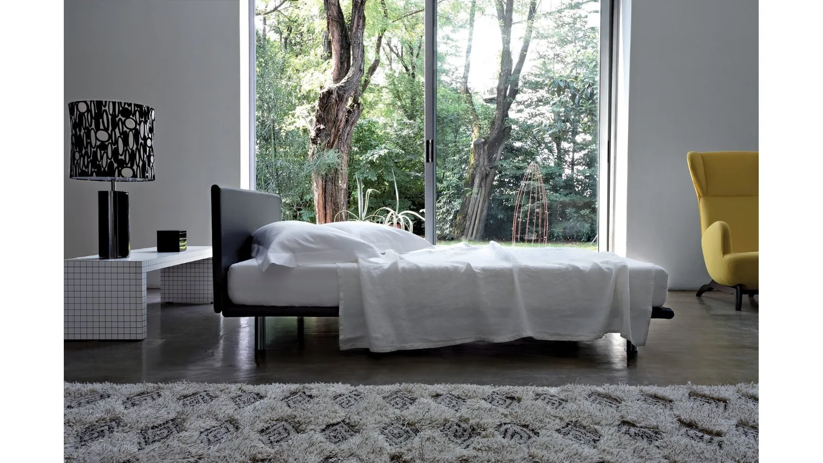 Bed with leather headboard and metal feet Milano by Zanotta