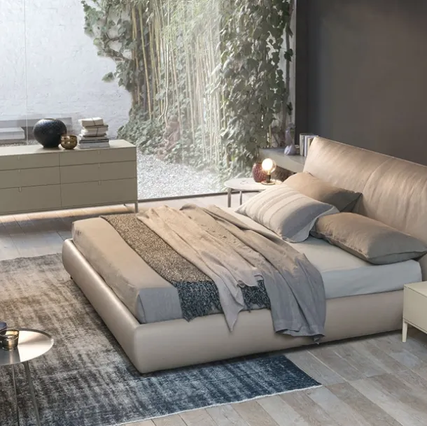 Upholstered bed covered in leather Suite by Alivar