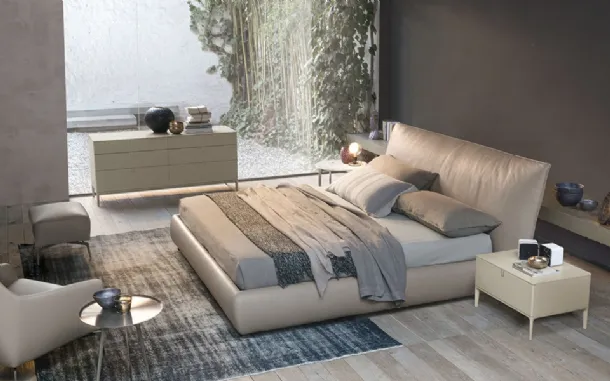 Upholstered bed covered in leather Suite by Alivar