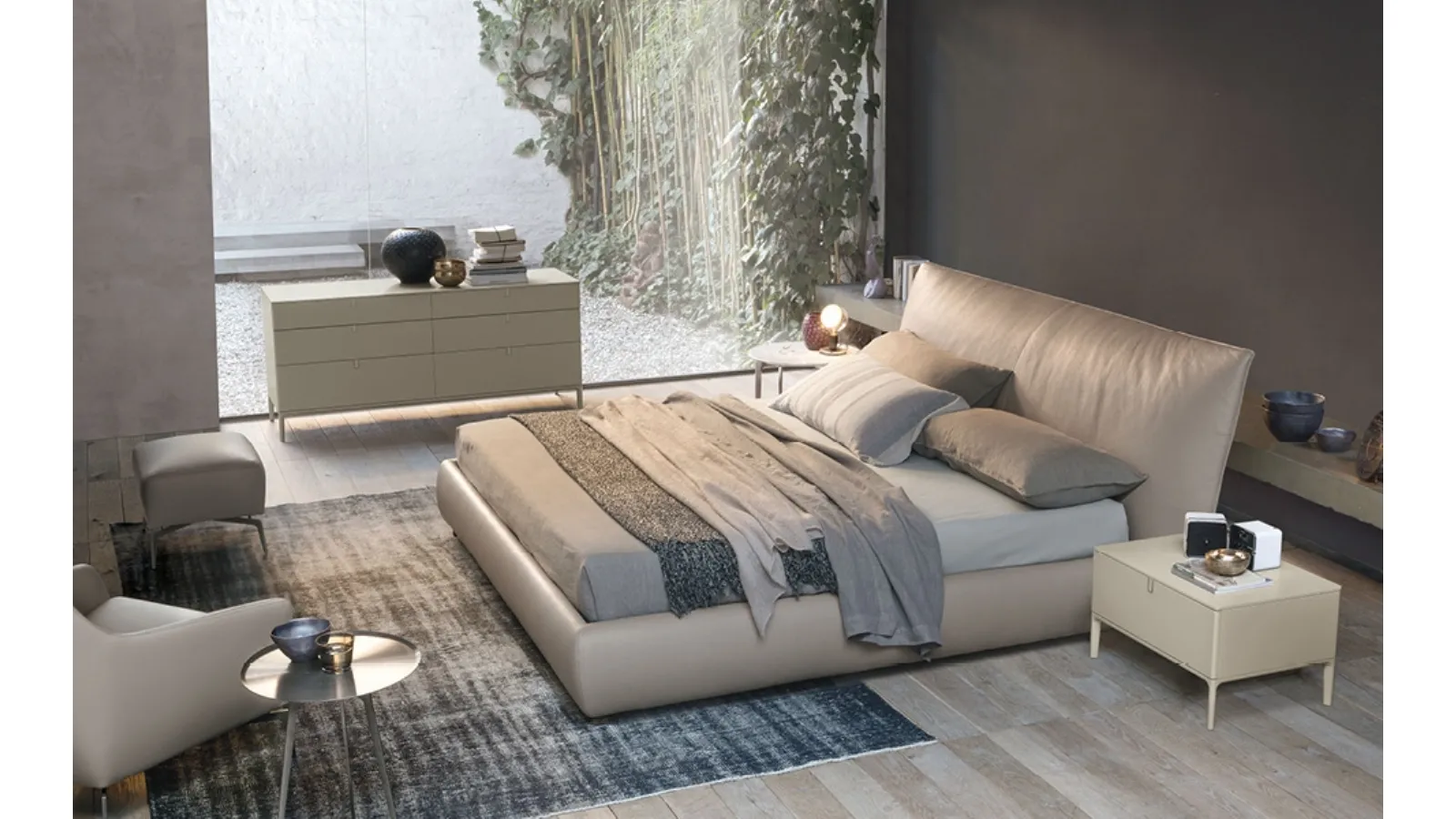 Upholstered bed covered in leather Suite by Alivar