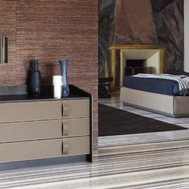 Gentleman chest upholstered in Flou leather