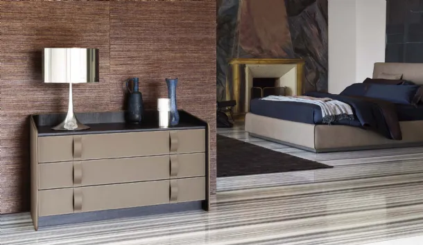 Gentleman chest upholstered in Flou leather