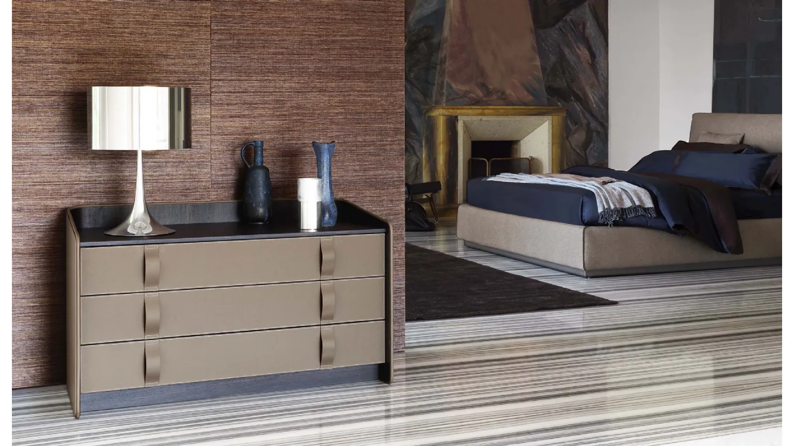 Gentleman chest upholstered in Flou leather