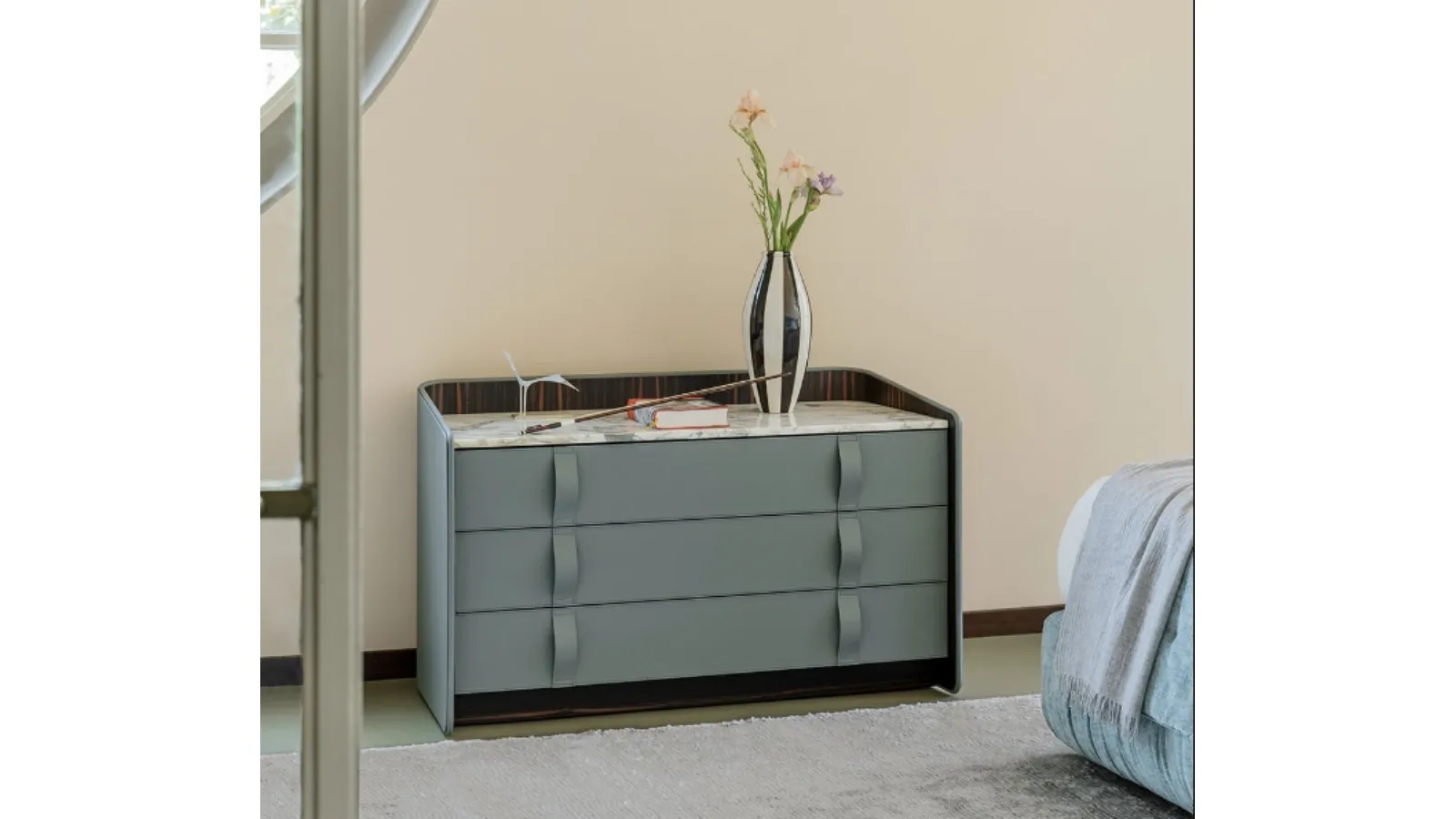 Gentleman Chest upholstered in Flou leather