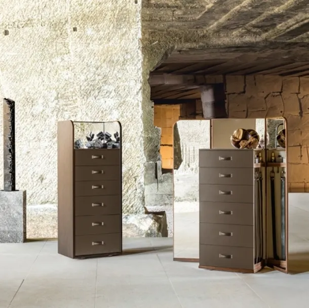 Giano chest of drawers in thermally treated oak with drawers upholstered in Alivar leather