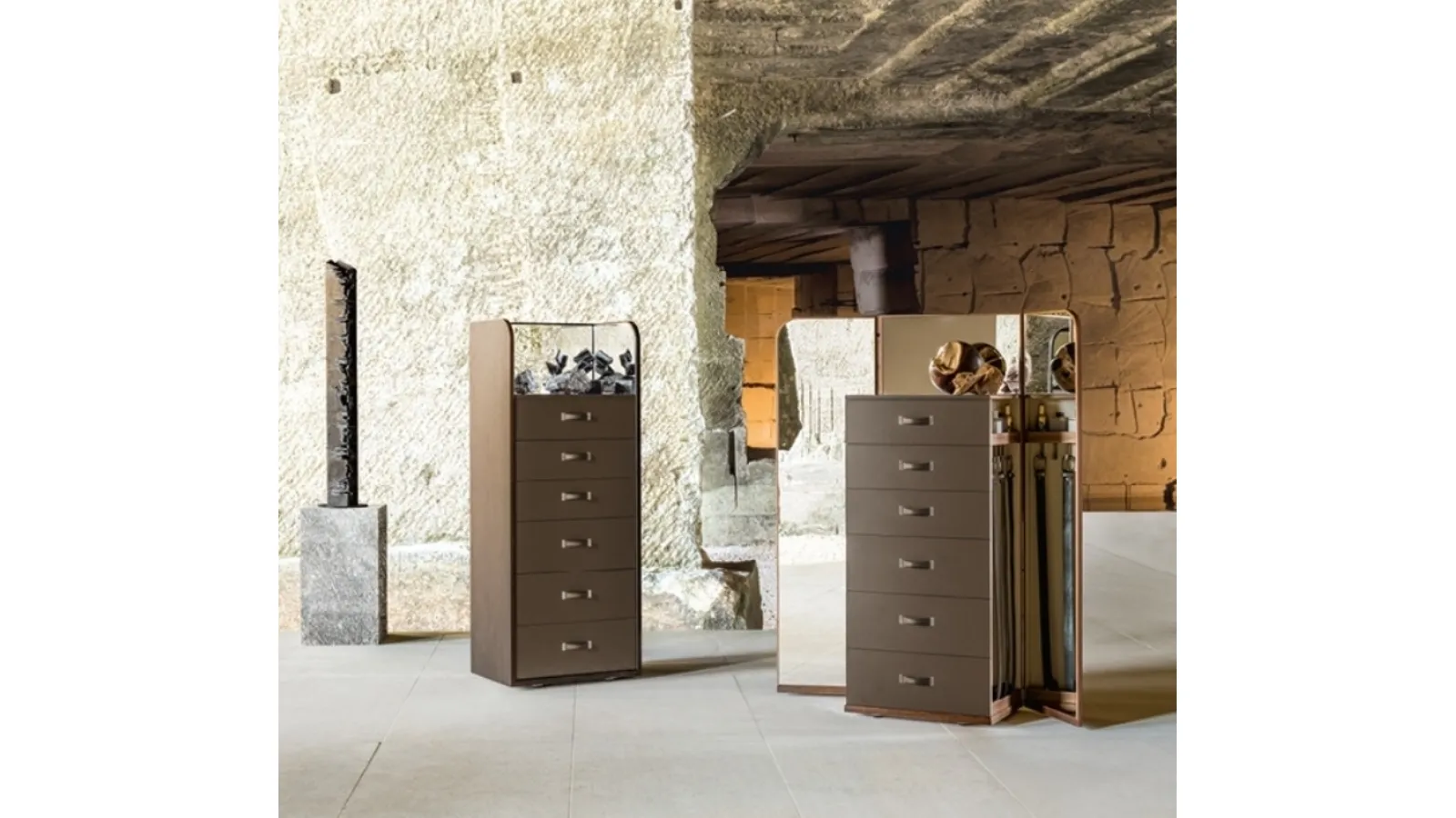 Giano chest of drawers in thermally treated oak with drawers upholstered in Alivar leather