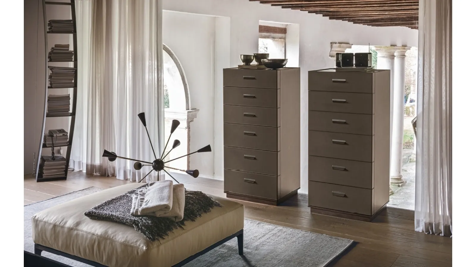 Skin chest of drawers in leather with Alivar marble top