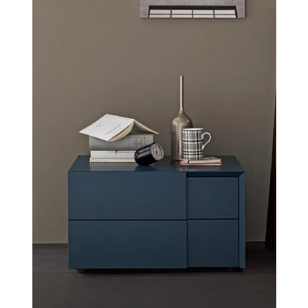 Twist nightstand in lacquered wood by Giellesse