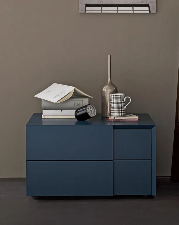 Twist nightstand in lacquered wood by Giellesse