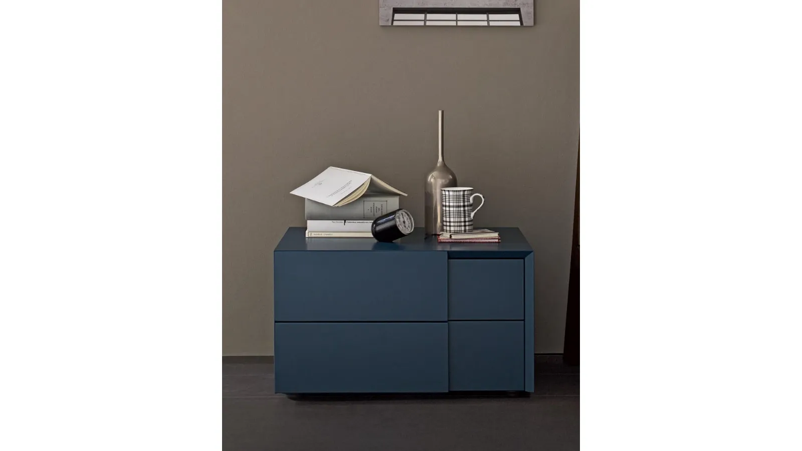 Twist nightstand in lacquered wood by Giellesse