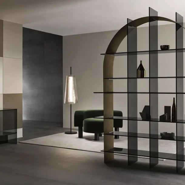 Arc-shaped bookshelf made of metal with glass shelves Paradigma by Tonelli