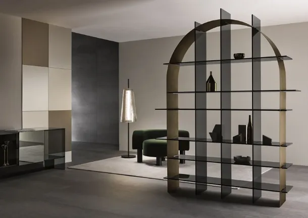Arc-shaped bookshelf made of metal with glass shelves Paradigma by Tonelli