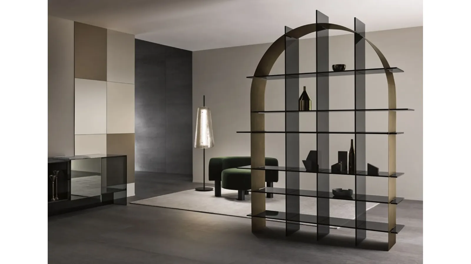 Arc-shaped bookshelf made of metal with glass shelves Paradigma by Tonelli