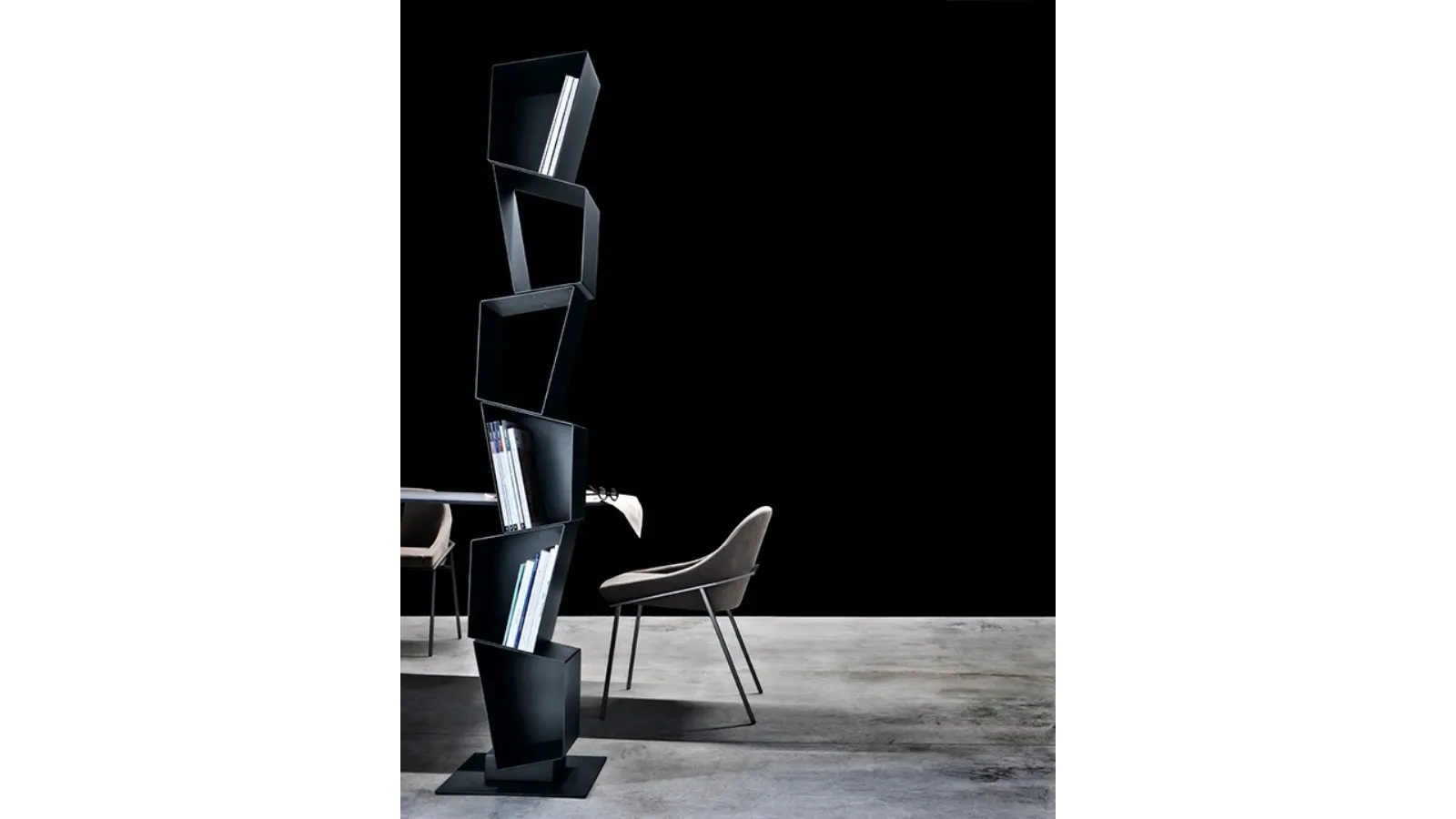 Modular design bookshelf in metal by Su di Ronda Design