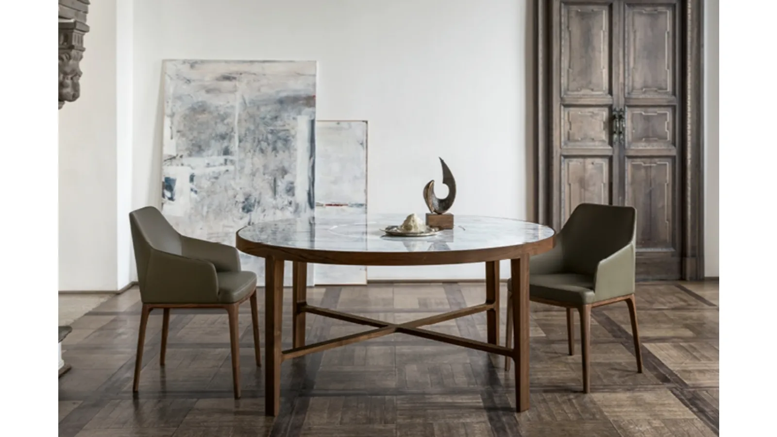 Leather chair with armrests and wooden frame Amanda Comfort by Alivar