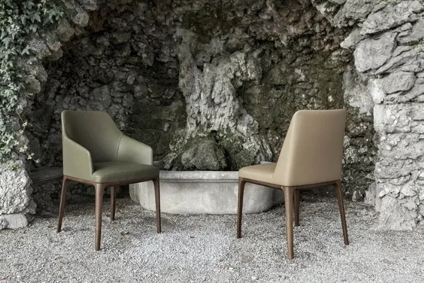 Amanda chair with wooden frame and leather seat by Alivar