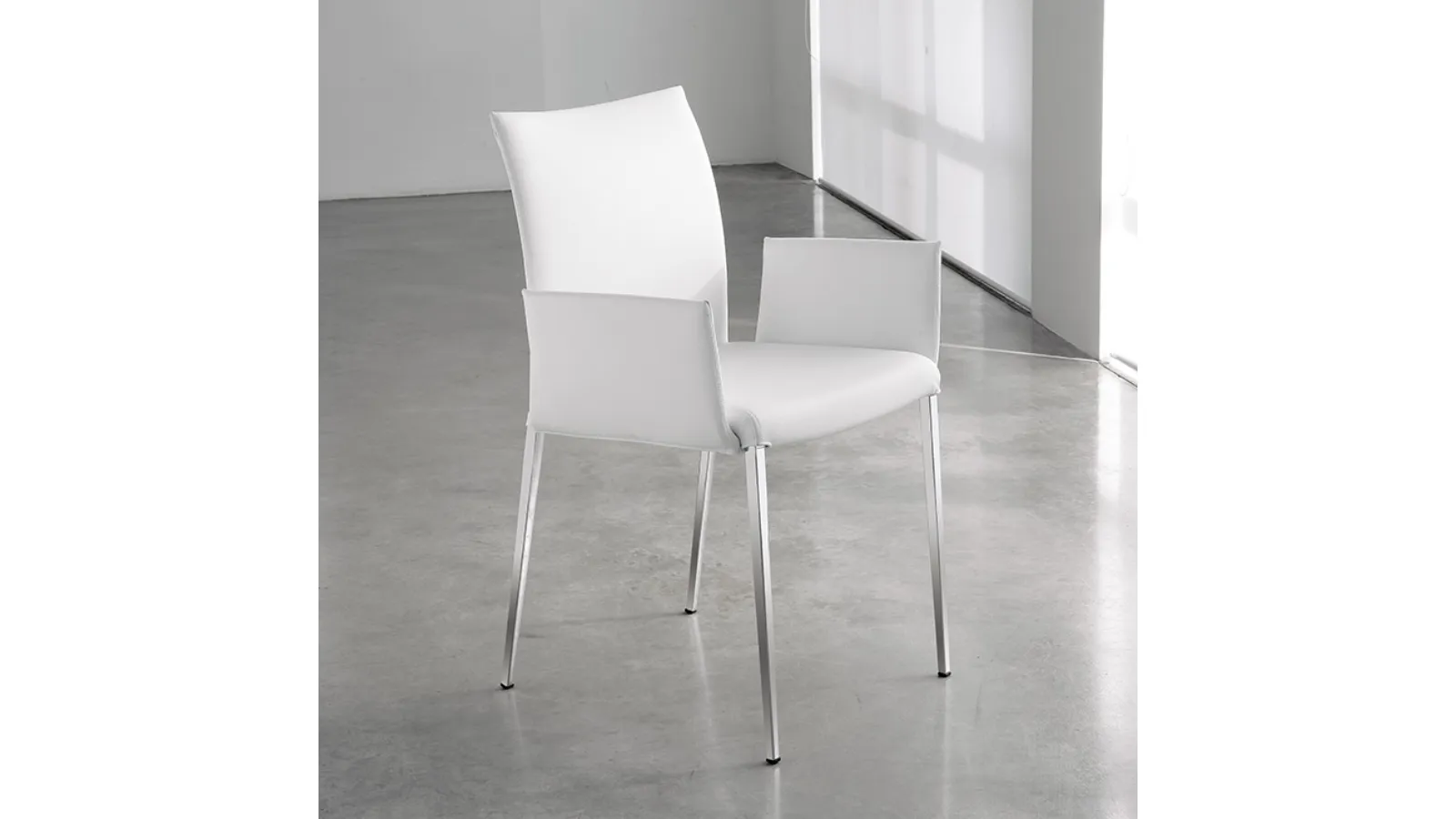 Anna chair in faux leather with armrests by Cattelan Italia