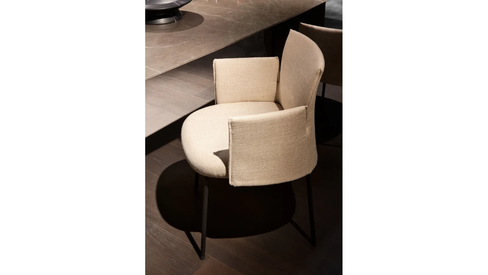 Fabric armchair with soft and enveloping design Ayra by Lema
