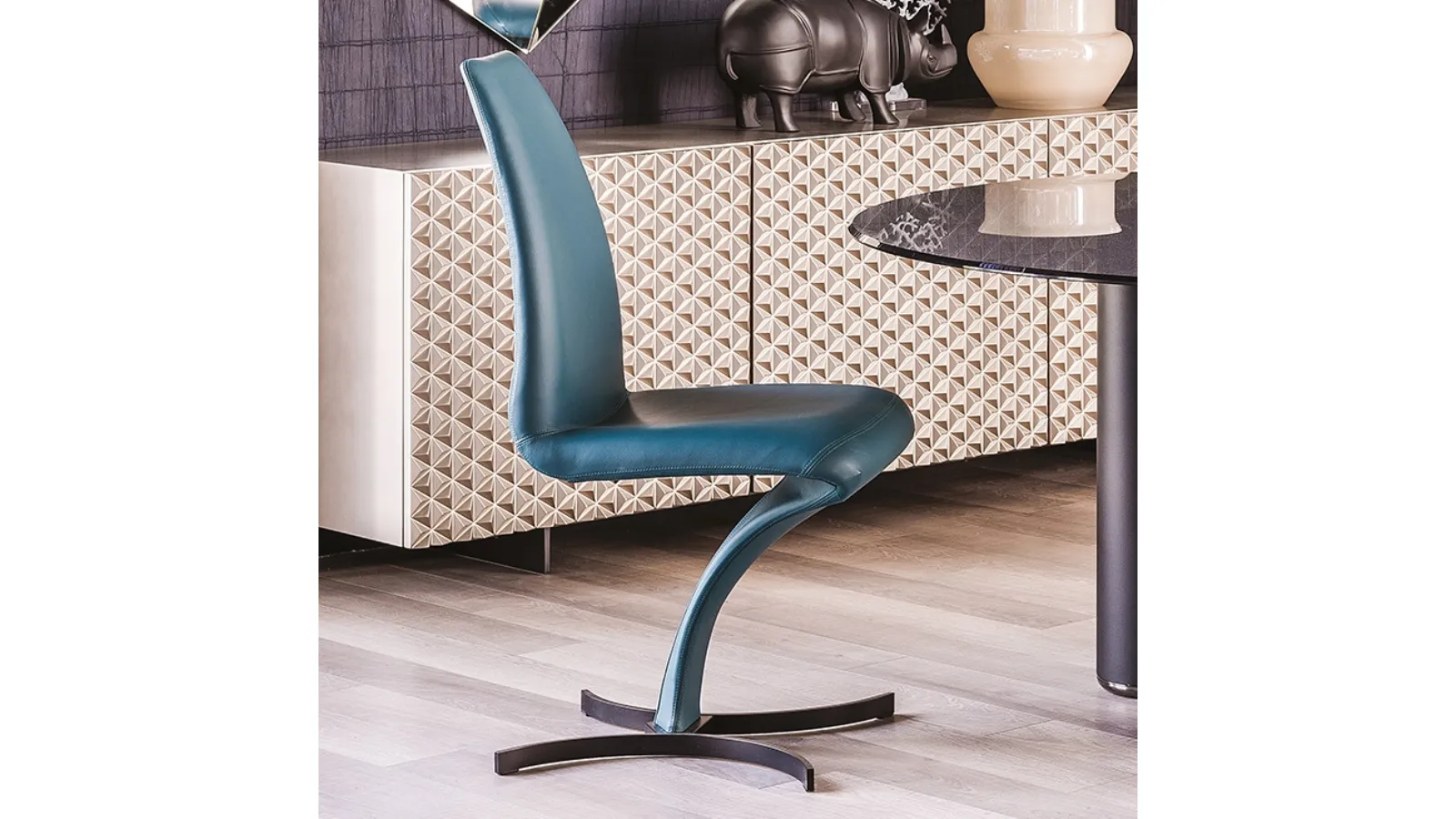 Design chair with steel base and leather upholstery Betty by Cattelan Italia