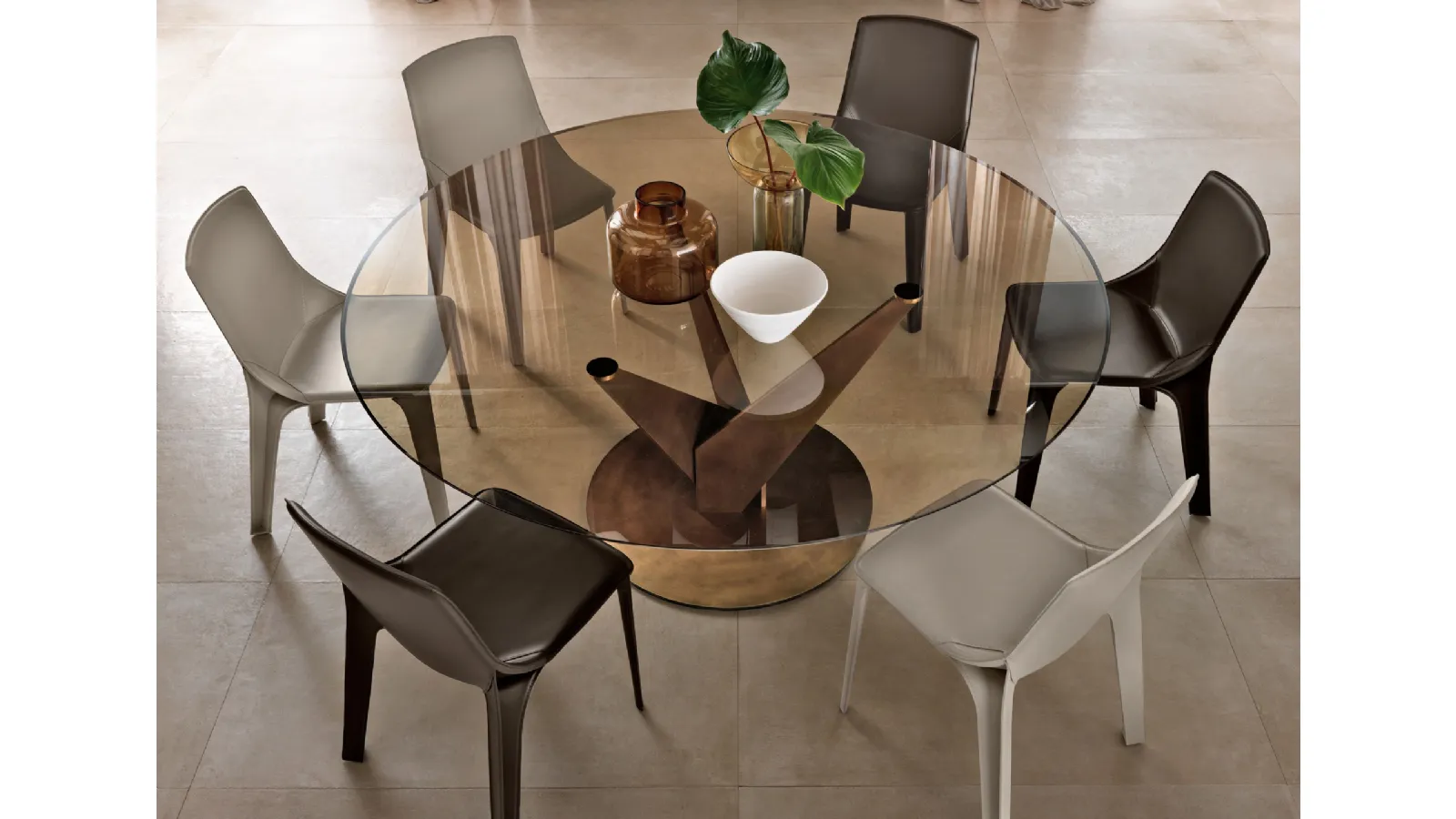 Callas chair upholstered in Fiam leather