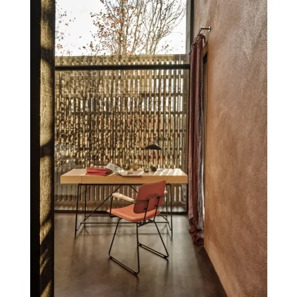 Echoes SH chair in leather with metal frame and wooden armrests by Flexform