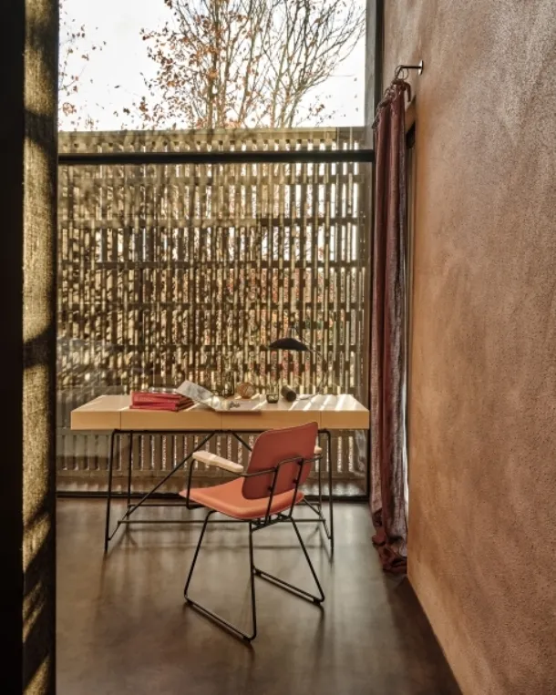 Echoes SH chair in leather with metal frame and wooden armrests by Flexform