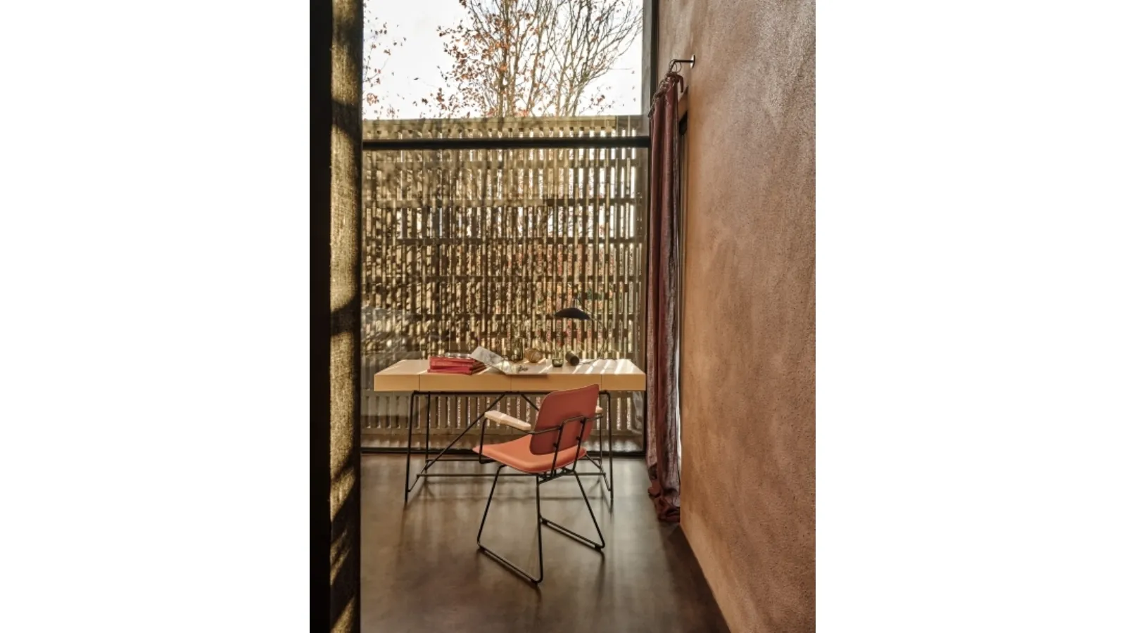 Echoes SH chair in leather with metal frame and wooden armrests by Flexform
