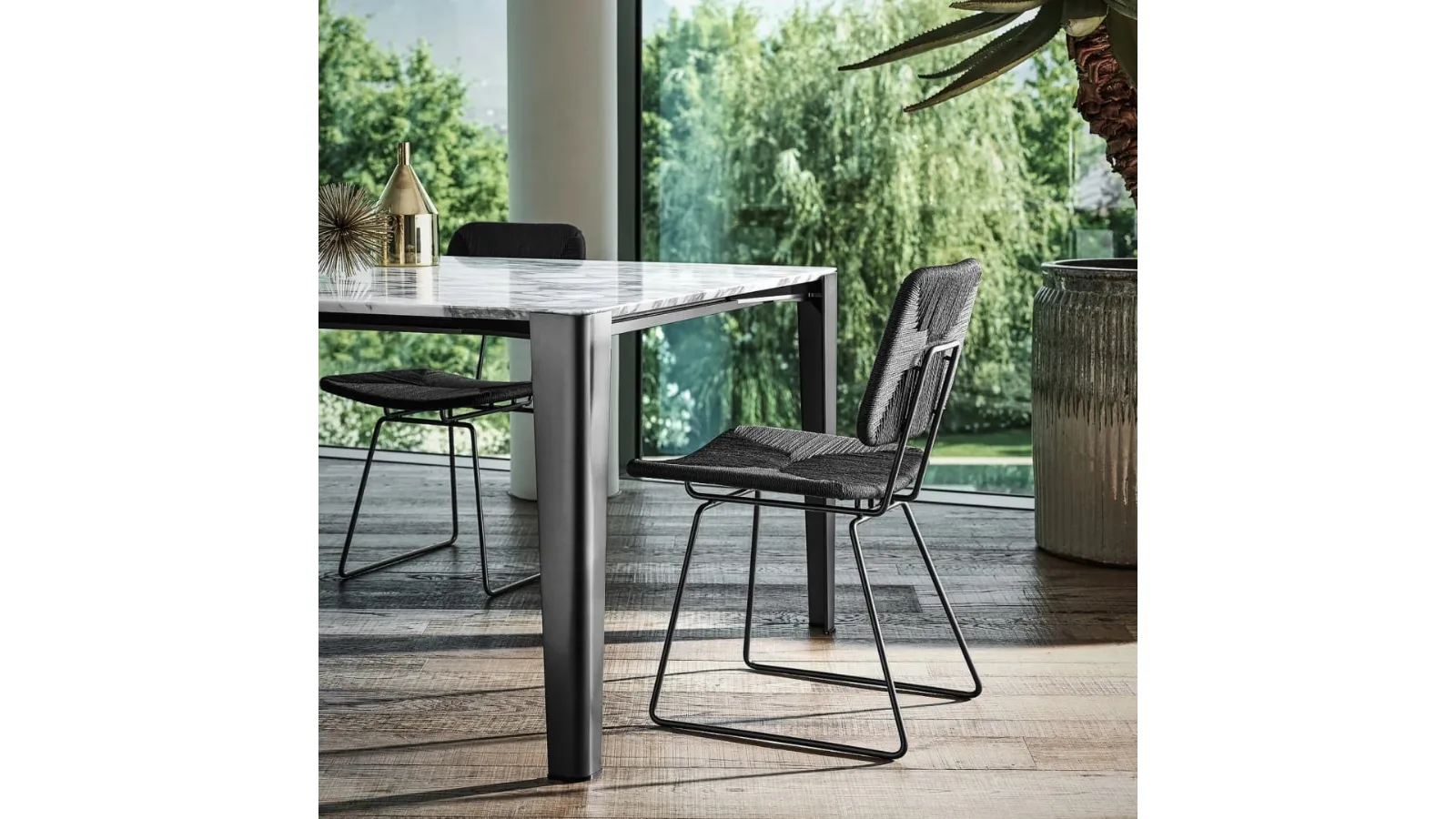 Echoes chair in metal and woven river reed by Flexform