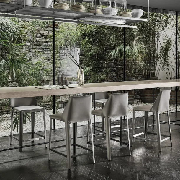 Isabel stool in metal coated with leather by Flexform