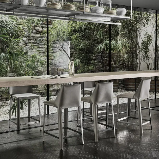 Isabel stool in metal coated with leather by Flexform