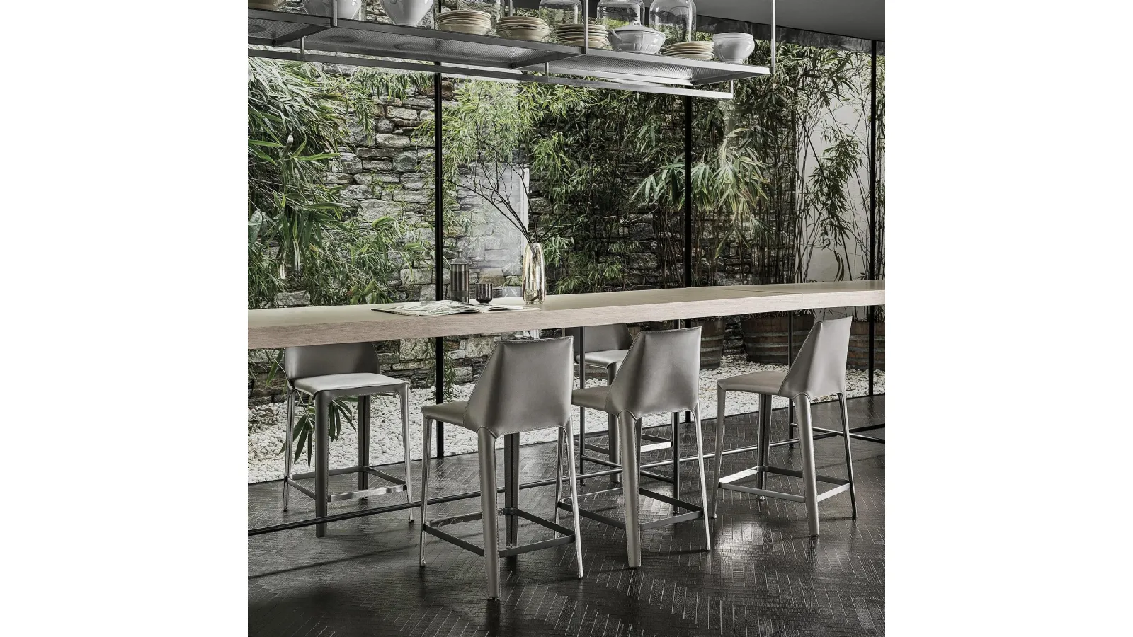 Isabel stool in metal coated with leather by Flexform
