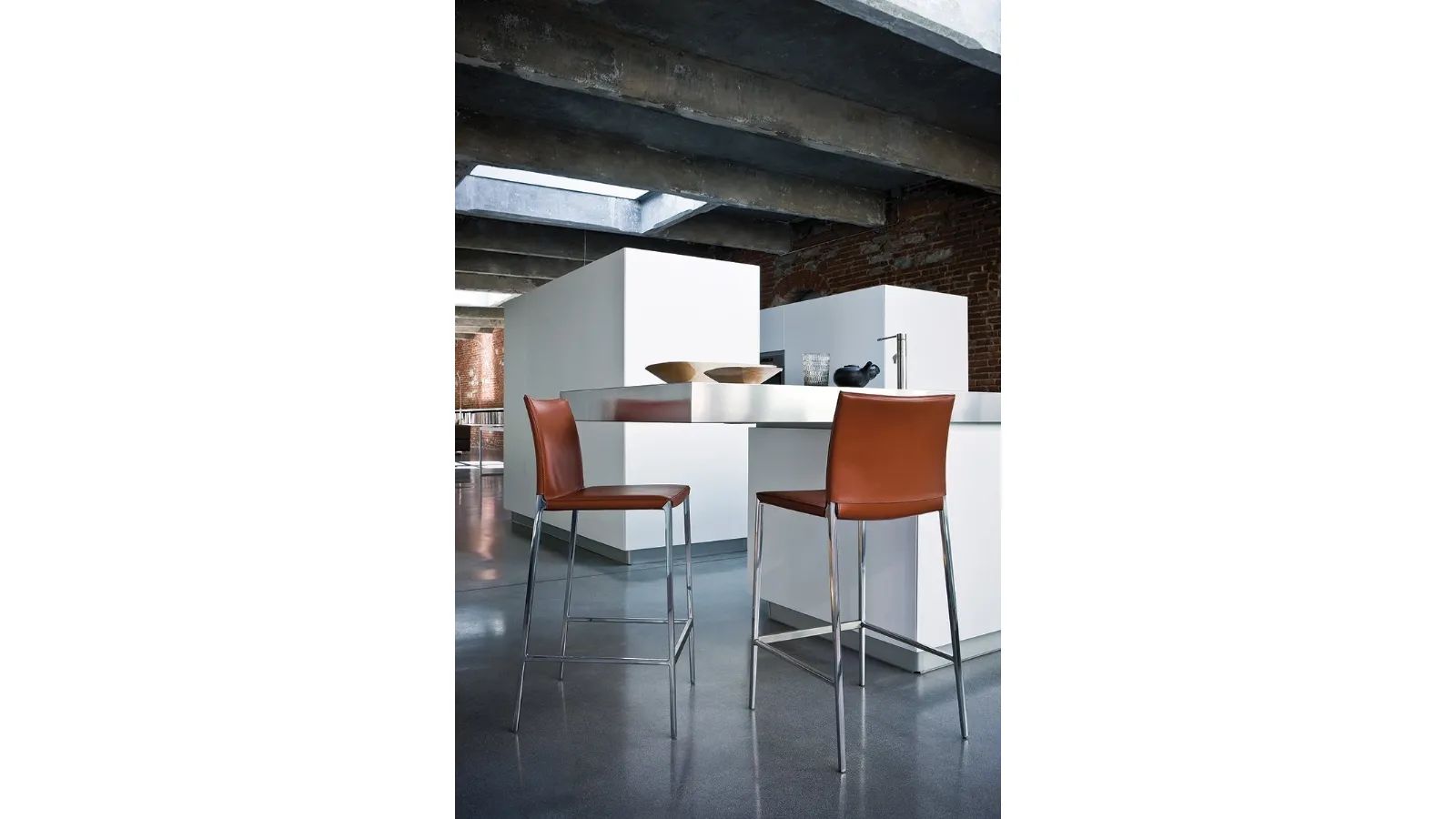 Leather stool in leather with an aluminum alloy frame Lio - Leo Stool by Zanotta